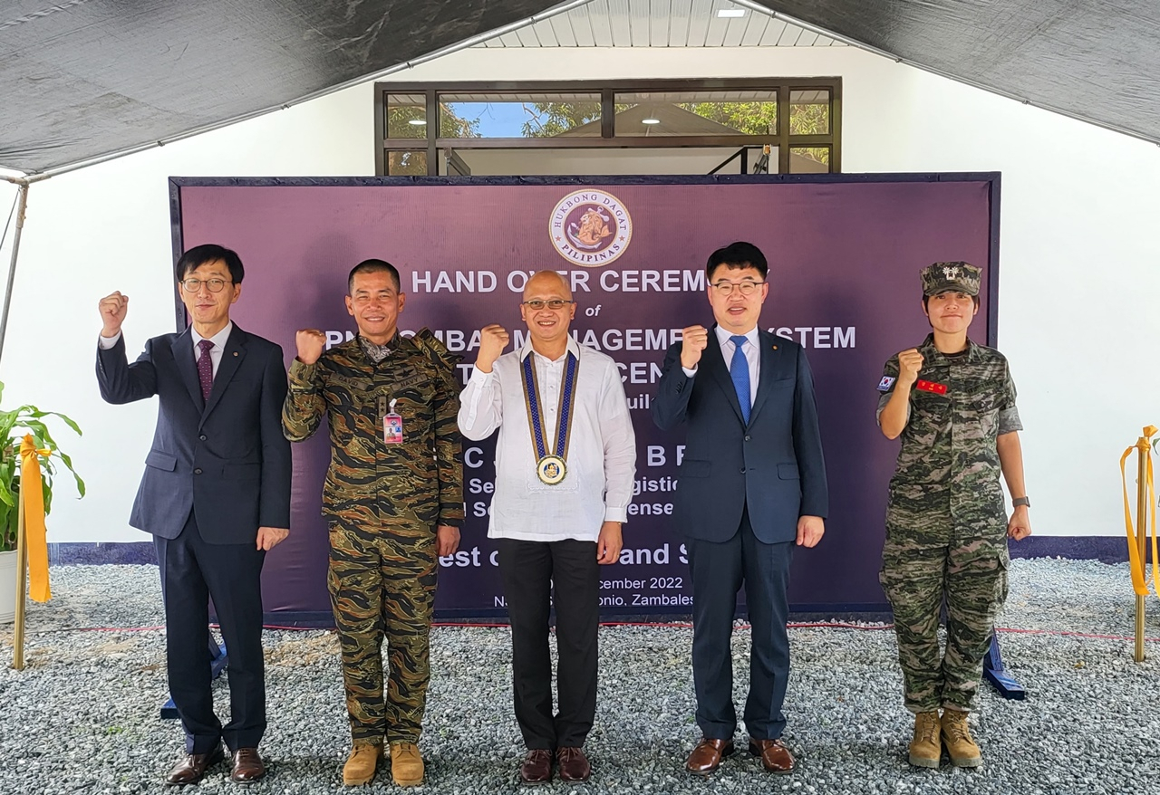 사진 왼쪽부터 박도현 한화시스템 해양사업단장, 레나토 데이비드(Renato P. David) 필리핀 해군 교육사령관, 호셀리토 라모스(Joselito B. Ramos) 필리핀 획득차관대행 겸 차관보, 김영호 한화시스템 지휘통제사업부문장, 김재숙 주필리핀 한국국방무관. [한화시스템 제공]