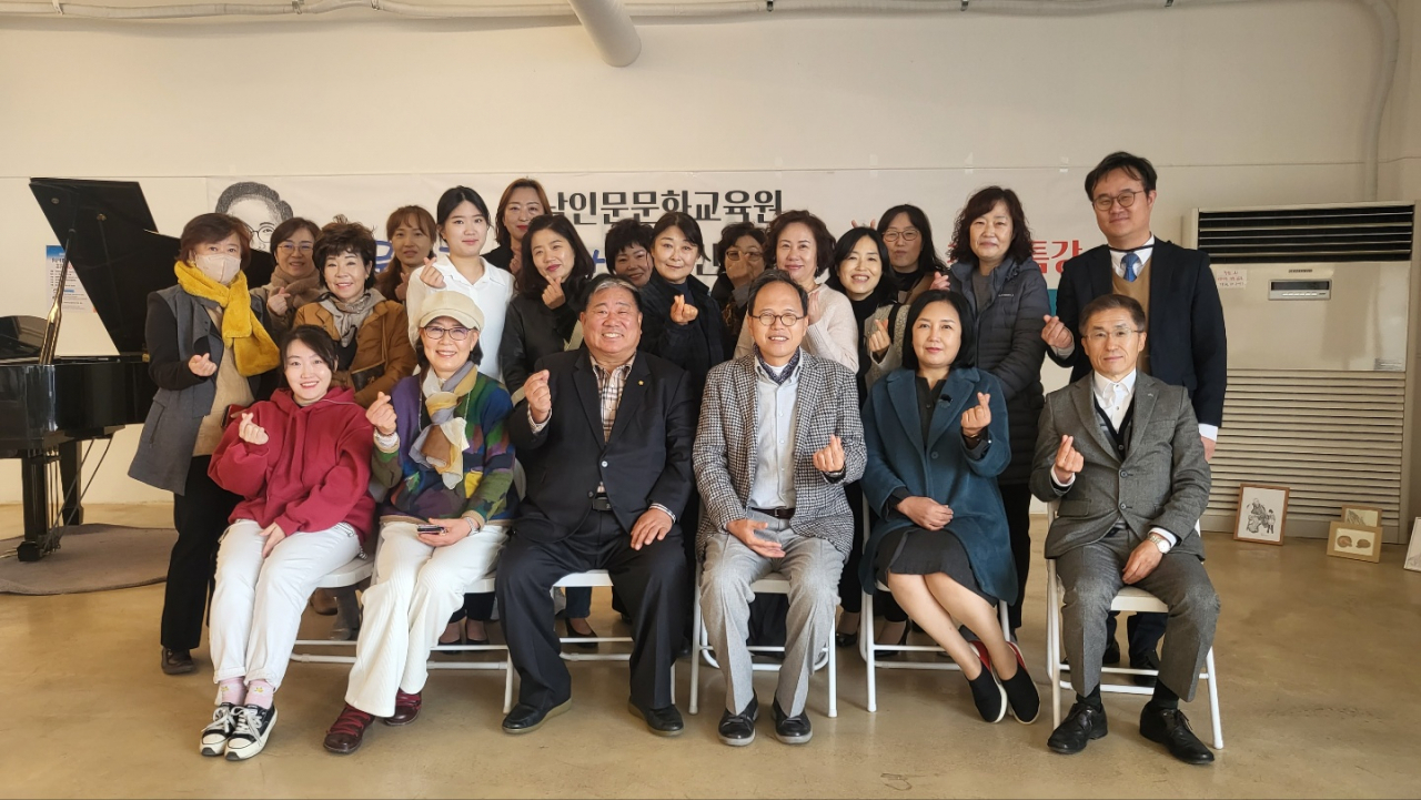 지난 1일 경남 양산시 물금읍 범어리 소재 카페 ‘별이빛나는카페 유마’에서 이동성 영산대 교수 초청 ‘인문학 특강’이 열려 수강생들이 강의 후 기념촬영을 하고 있다. [사진=임순택 기자]
