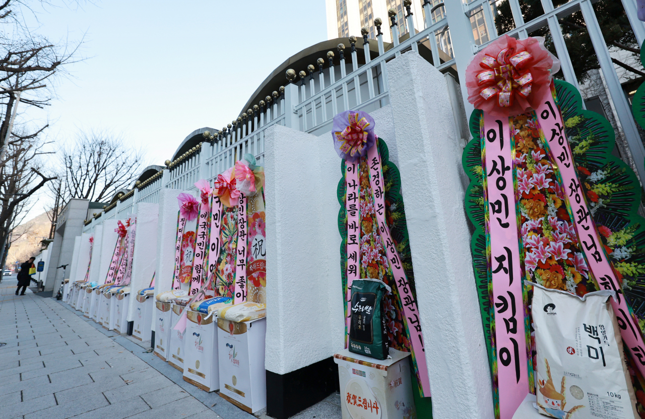 “절대 지켜 이상민” 응원화환 40개 쏟아졌다…정부청사 앞 진풍경