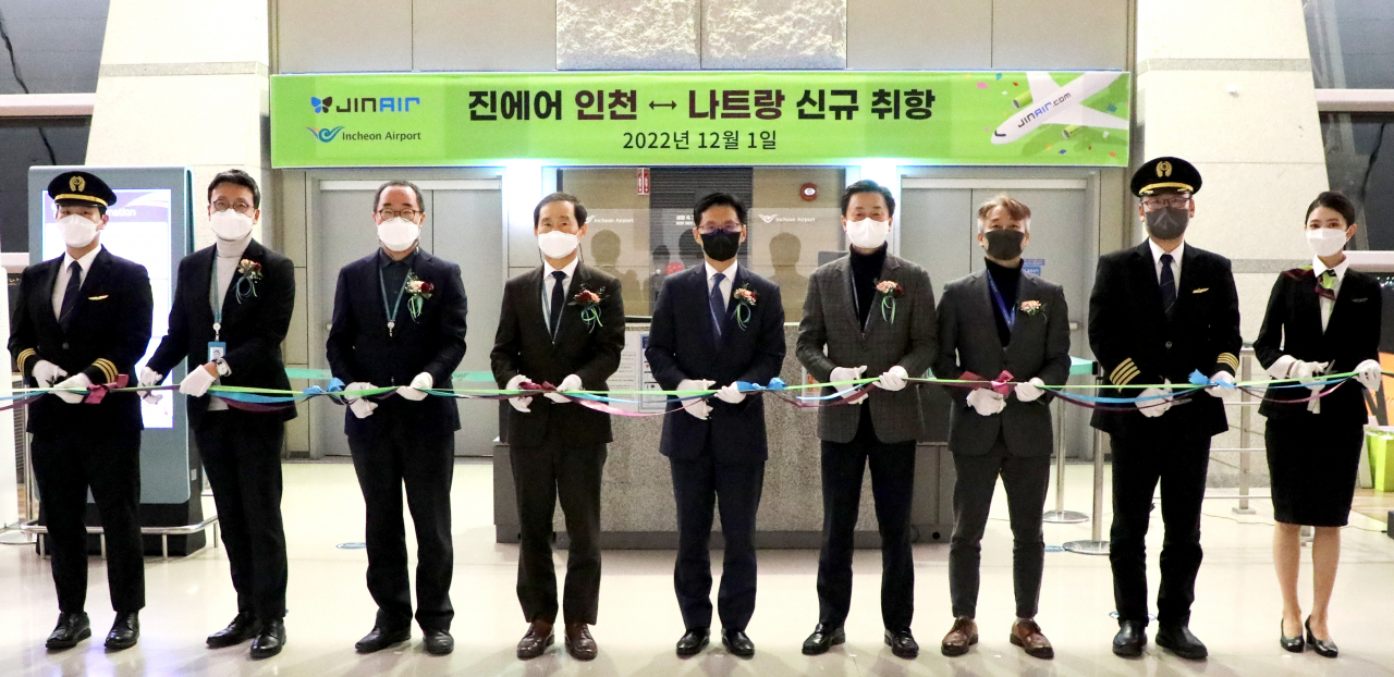 인천~나트랑 노선 첫 운항을 알리는 취항식에서 박병률 진에어 대표이사(왼쪽에서 다섯번째)와 관계자들이 테이프 커팅을 하고 있다. [진에어 제공]