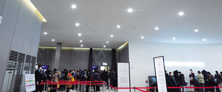 우여곡절 끝에 마침내 분양에 돌입한 올림픽파크 포레온(둔촌주공) 견본주택이 열리자 수요자들의 발길이 이어졌다. 대출족들은 소형 평형을 현금부자들은 84㎡에 높은 관심을 보였다. 84㎡A 유니트를 보기 위해 줄을 선 방문객들. 박자연 기자