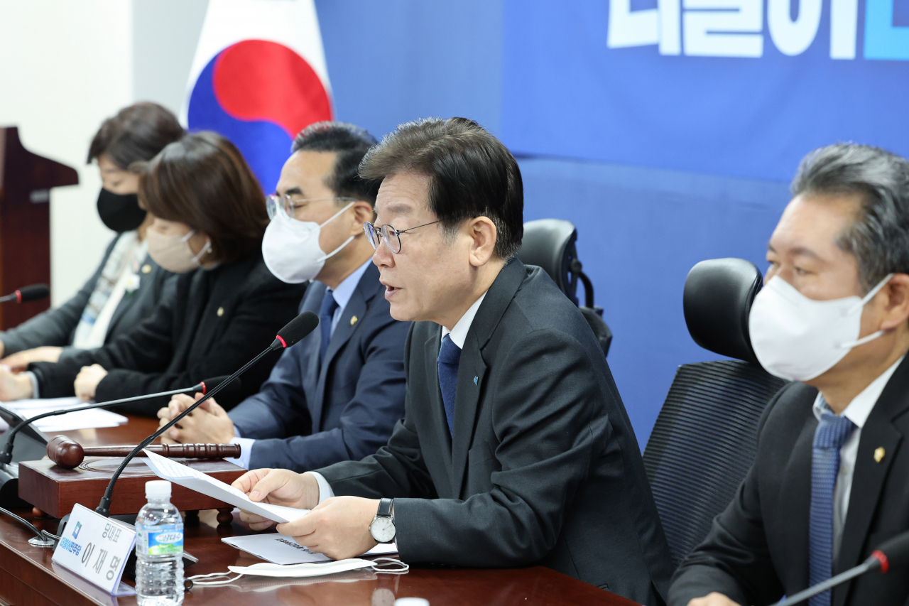 여야간 극한 정쟁으로 국회의 입법 기능이 사실상 마비됐다는 평가다. 주호영(위쪽 사진) 국민의힘 원내대표와 이재명 더불어민주당 대표가 2일 국회에서 각각 원내대책회의와 확대 간부회의에서 발언하고 있다. [연합]
