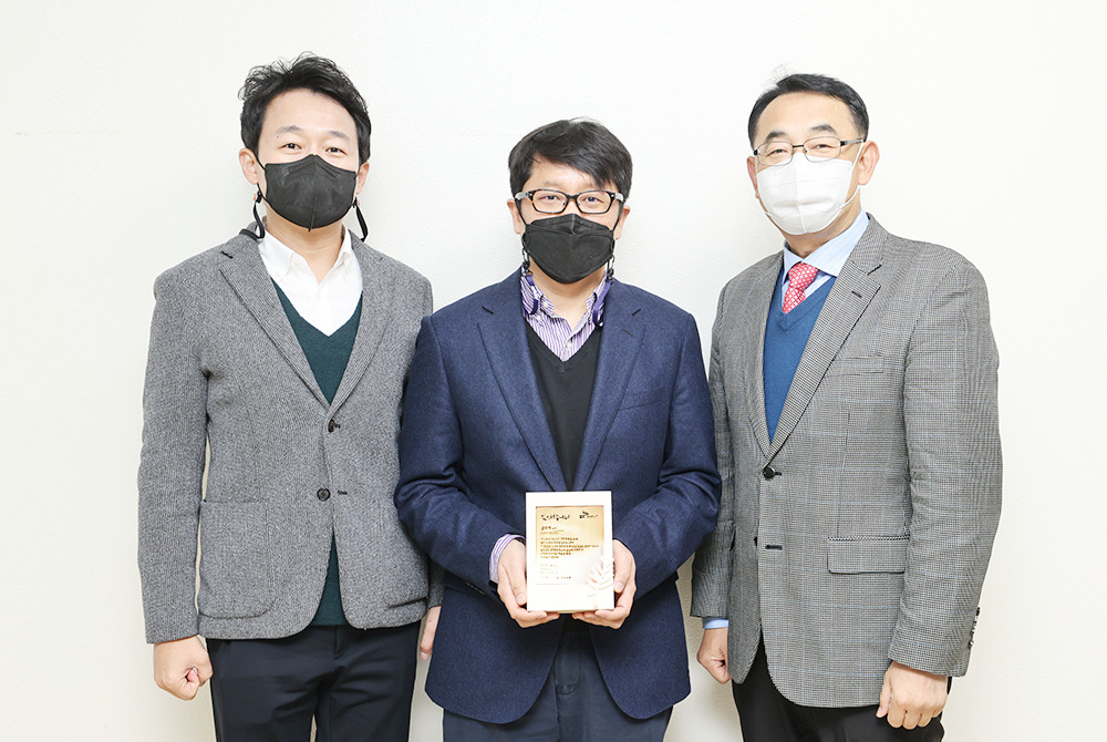 SK하이닉스가 제10회 산학연구과제 우수발명 포상을 실시했다. (오른쪽부터) 하용수 SK하이닉스 특허 직속 부사장, 김민혁 카이스트 교수, 김준수 SK하이닉스 R&D전략기획 TL [SK하이닉스 제공]