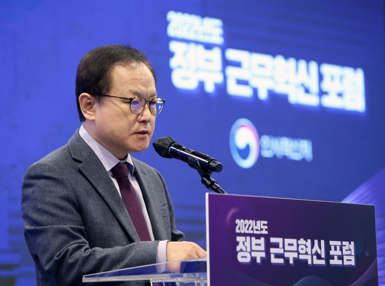 김승호 인사혁신처장이 지난달 11일 서울 중구 대한상공회의소에서 열린 '2022년도 정부 근무혁신 포럼'에서 개회사 하고 있다. [연합]