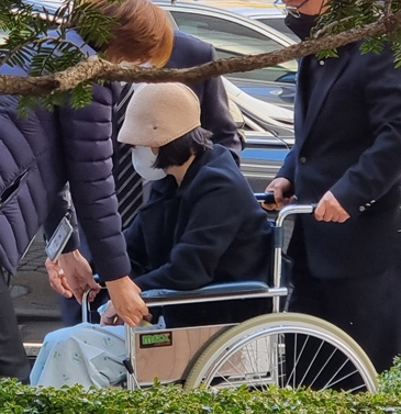 자녀 입시 비리 혐의로 재판을 받는 정경심 전 동양대 교수가 지난 11월 18일 오전 재판을 마치고 휠체어에 탄 채 서울 서초구 서울법원종합청사를 빠져나가고 있다. 이날 검찰은 서울중앙지법 형사합의21-1부 심리로 열린 공판에서 징역 2년을 구형했다. [연합]
