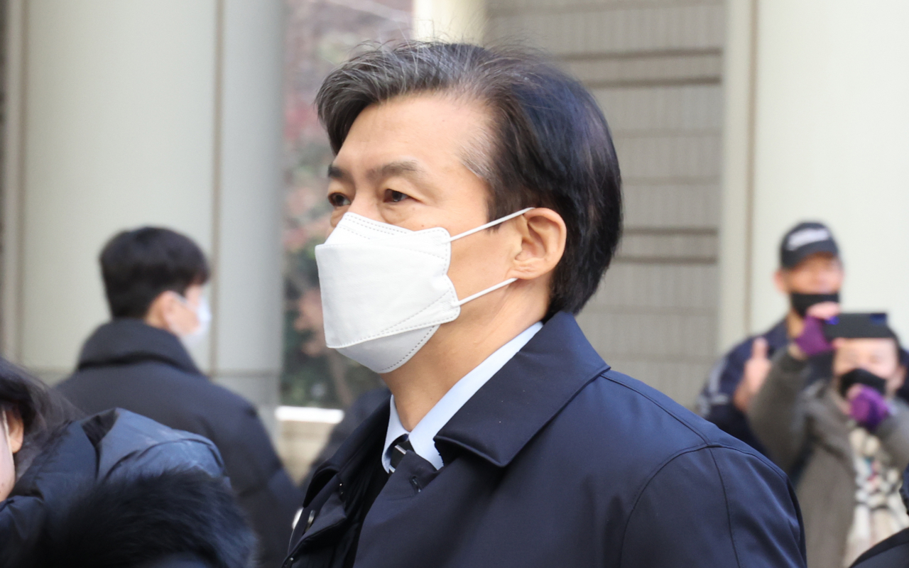 자녀 입시 비리와 감찰 무마 등 혐의로 기소된 조국 전 법무부 장관이 2일 오후 서울중앙지법에서 열린 1심 결심공판에 출석하고 있다. [연합]