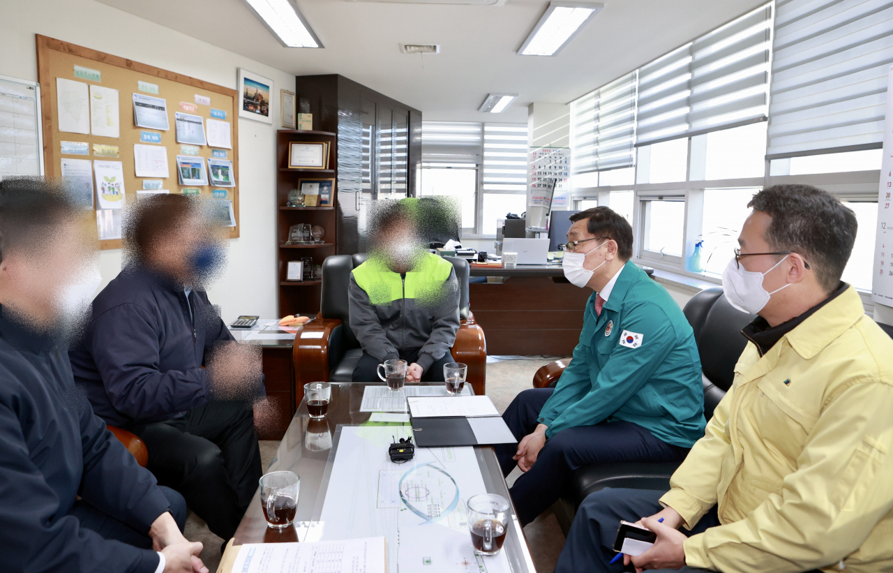 어명소 국토교통부 제2차관이 2일 오전 경기 덕소 및 팔당 소재 시멘트 공장을 찾아 피해상황을 점검하고 있다. [국토교통부 제공]