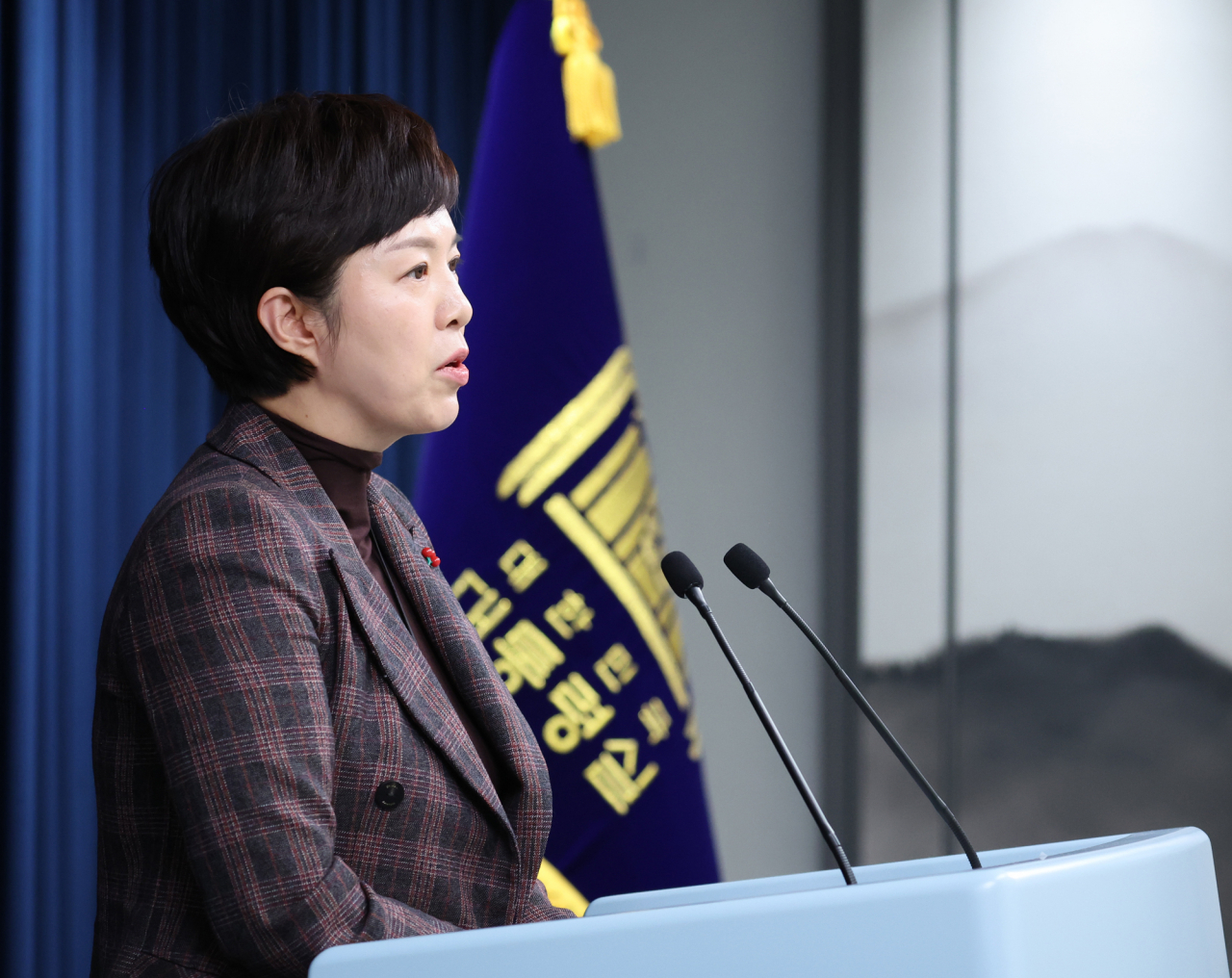 김은혜 대통령실 홍보수석이 2일 오후 서울 용산 대통령실 청사에서 화물연대 파업 등 현안 관련 브리핑을 하고 있다. [연합]