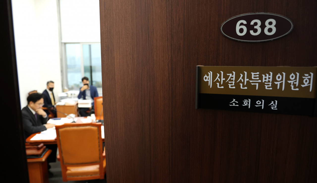 지난달 28일 오전 국회에서 열린 예산결산특별위원회 예산안등조정소위원회에서 국민의힘 의원들이 불참한 가운데 더불어민주당 의원들이 국무조정실 등 정무위 소관 예산안을 심의하고 있다.[연합]