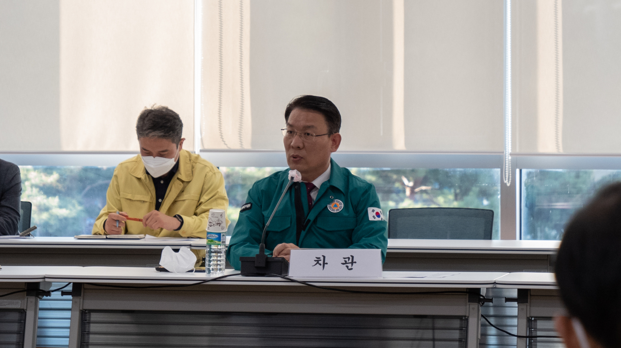 김인중 농림축산식품부 차관이 2일 정부세종청사에서 화물연대 파업관련 긴급 회의를 주재하고 있다. 김 차관은 이 자리에서 사료업체, 농식품 수출업체, 농어촌공사, 농협 등과 함께 사료·신선 농산물 유통과 수출 물류 현황을 점검했다.[농림축산식품부 제공]