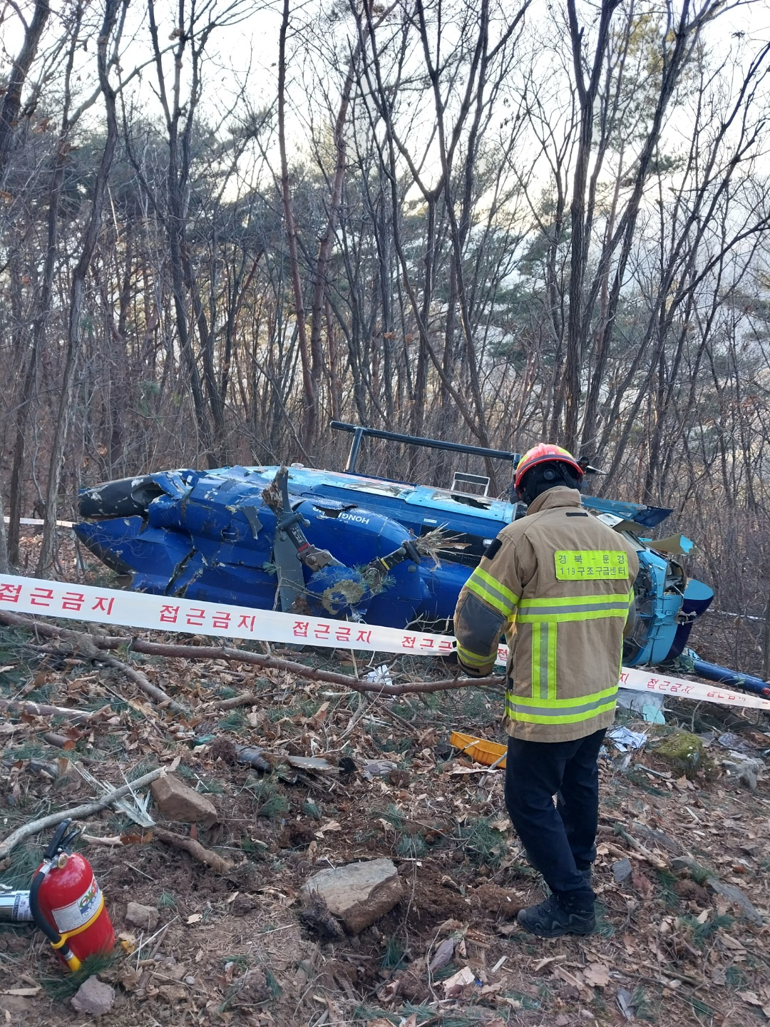 문경서 불시착한 화물 운송용 헬기 모습.[경북소방본부 제공]