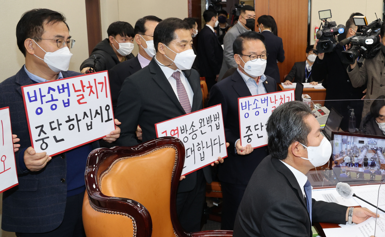 언론인 출신 국민의힘 의원들이 2일 서울 여의도 국회 과학기술정보방송통신위원회 회의실에서 과방위 전체회의가 열리기에 앞서 방송법 개정안 반대 피켓시위를 하고 있다. [연합]