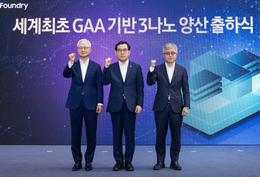 (왼쪽부터) 경계현 삼성전자 대표이사, 이창양 산업통상자원부 장관, 최시영 삼성전자 파운드리사업부 사장 [삼성전자 제공]