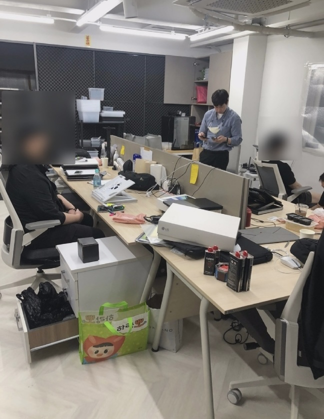A 씨 등은 서울 강남 배달전문식당안에 '기업형 성매매 광고 알선 조직' 비밀 사무실을 운영해왔다. 사진은 경찰이 사무실을 덮쳐 증거를 확보하는 모습. [서울지방경찰청 제공]