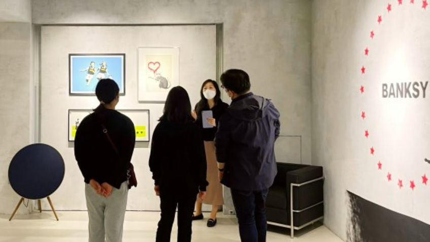 미술품 조각투자 플랫폼 테사가 미술 시장에 대한 이해를 돕기 위해 정기적으로 진행하는 도슨트 프로그램의 모습. 미술품 조각투자는 글로벌 미술 시장의 활기가 지속되면서 깜짝 수익률을 내는 등 불황에도 양호한 성적을 이어가고 있다.[테사 제공]