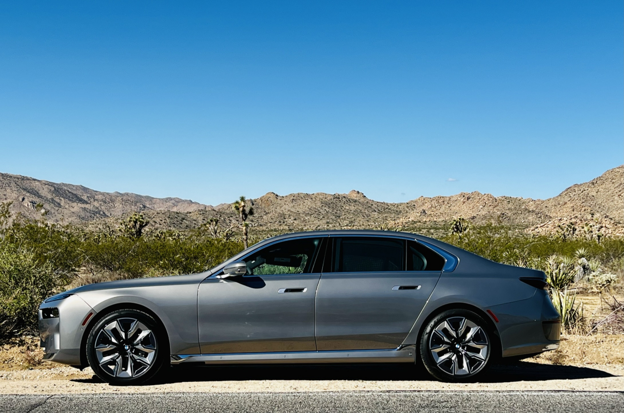 BMW 7시리즈의 전기 모델 ‘i7 xDrive60’. 외형적으로 내연기관 모델과 큰 차이가 없다. 정찬수 기자