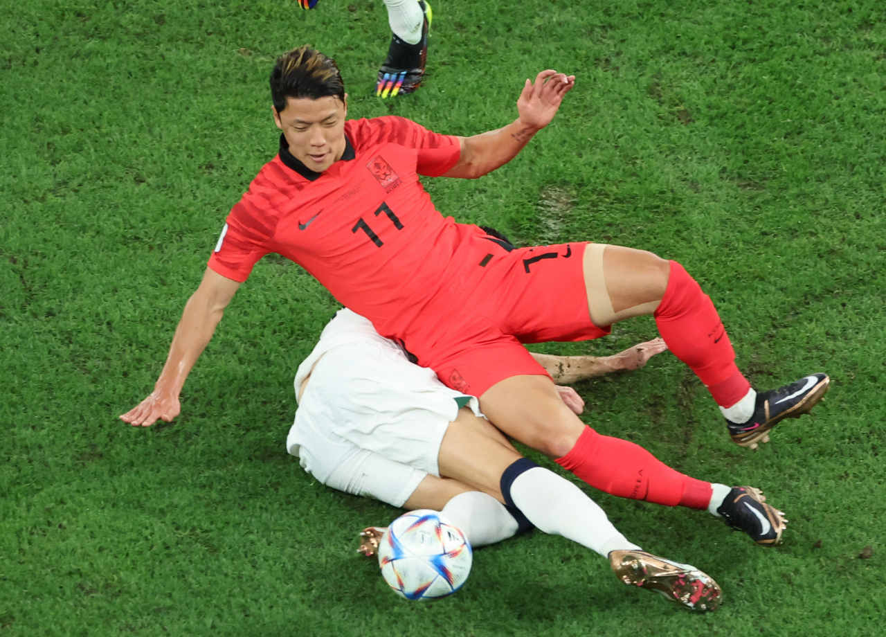 3일 오전(한국시간) 카타르 알라이얀의 에듀케이션 시티 스타디움에서 열린 2022 카타르 월드컵 조별리그 H조 3차전 대한민국과 포르투갈 경기. 후반 황희찬이 포르투갈 선수와 볼다툼을 벌이고 있다. [연합]
