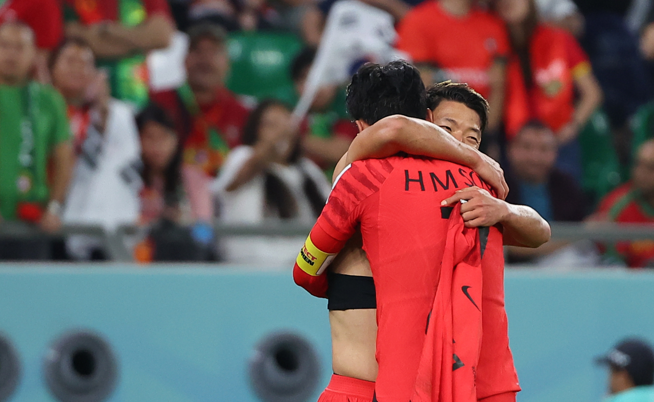 3일 오전(한국시간) 카타르 알라이얀의 에듀케이션 시티 스타디움에서 열린 2022 카타르 월드컵 조별리그 H조 3차전 대한민국과 포르투갈 경기. 후반 추가 시간 한국 황희찬이 역전골을 넣은 뒤 손흥민과 포옹하고 있다. [연합]