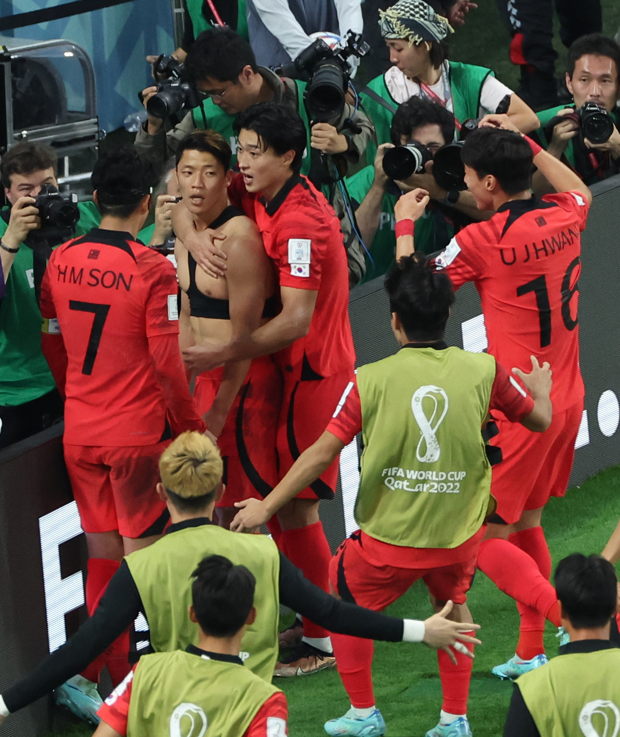 3일 오전(한국시간) 카타르 알라이얀의 에듀케이션 시티 스타디움에서 열린 2022 카타르 월드컵 조별리그 H조 3차전 대한민국과 포르투갈 경기. 후반 황희찬이 역전골을 넣은 뒤 환호하고 있다. 연합뉴스