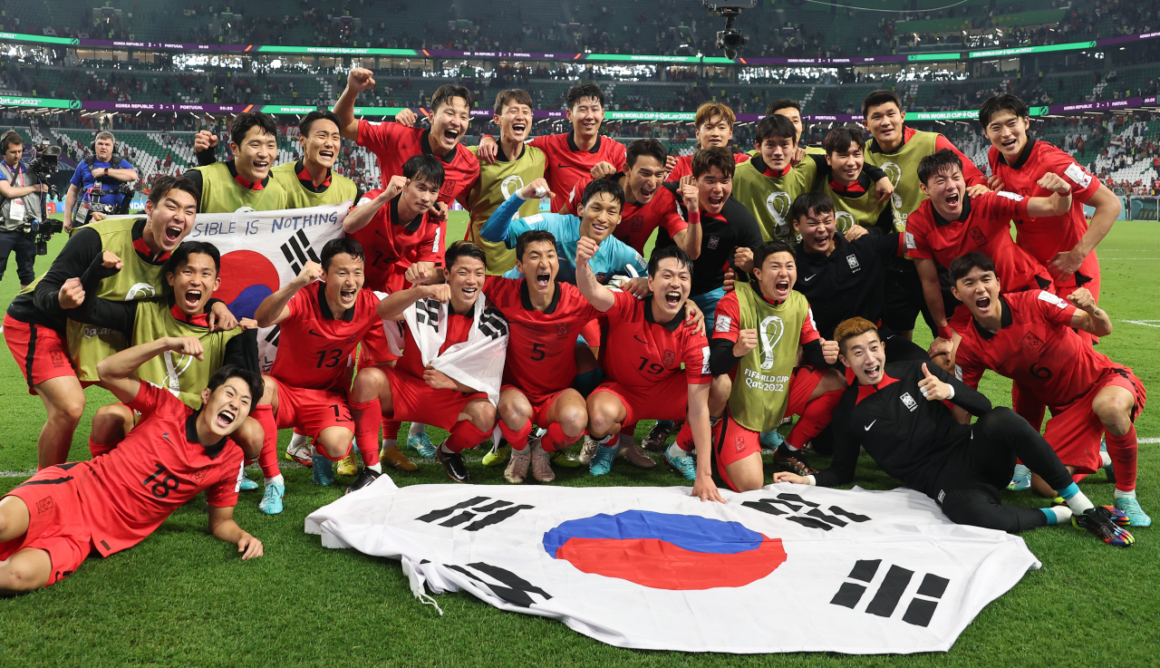3일 오전(한국시간) 카타르 알라이얀의 에듀케이션 시티 스타디움에서 열린 2022 카타르 월드컵 조별리그 H조 3차전 대한민국과 포르투갈 경기에서 승리를 거두며 16강 진출에 성공한 대표팀 선수들이 기뻐하며 그라운드에서 기념촬영을 하고있다. [연합]