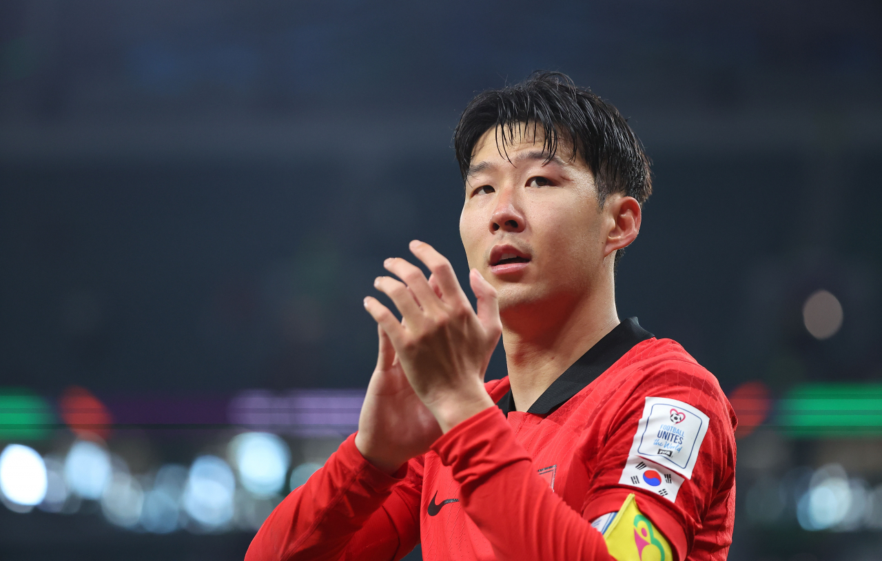 33일 오전(한국시간) 카타르 알라이얀의 에듀케이션 시티 스타디움에서 열린 2022 카타르 월드컵 조별리그 H조 3차전 대한민국과 포르투갈 경기. 포르투갈을 2-1로 이기며 16강 진출에 성공한 한국의 손흥민이 관중들에게 박수를 보내고 있다. [연합]