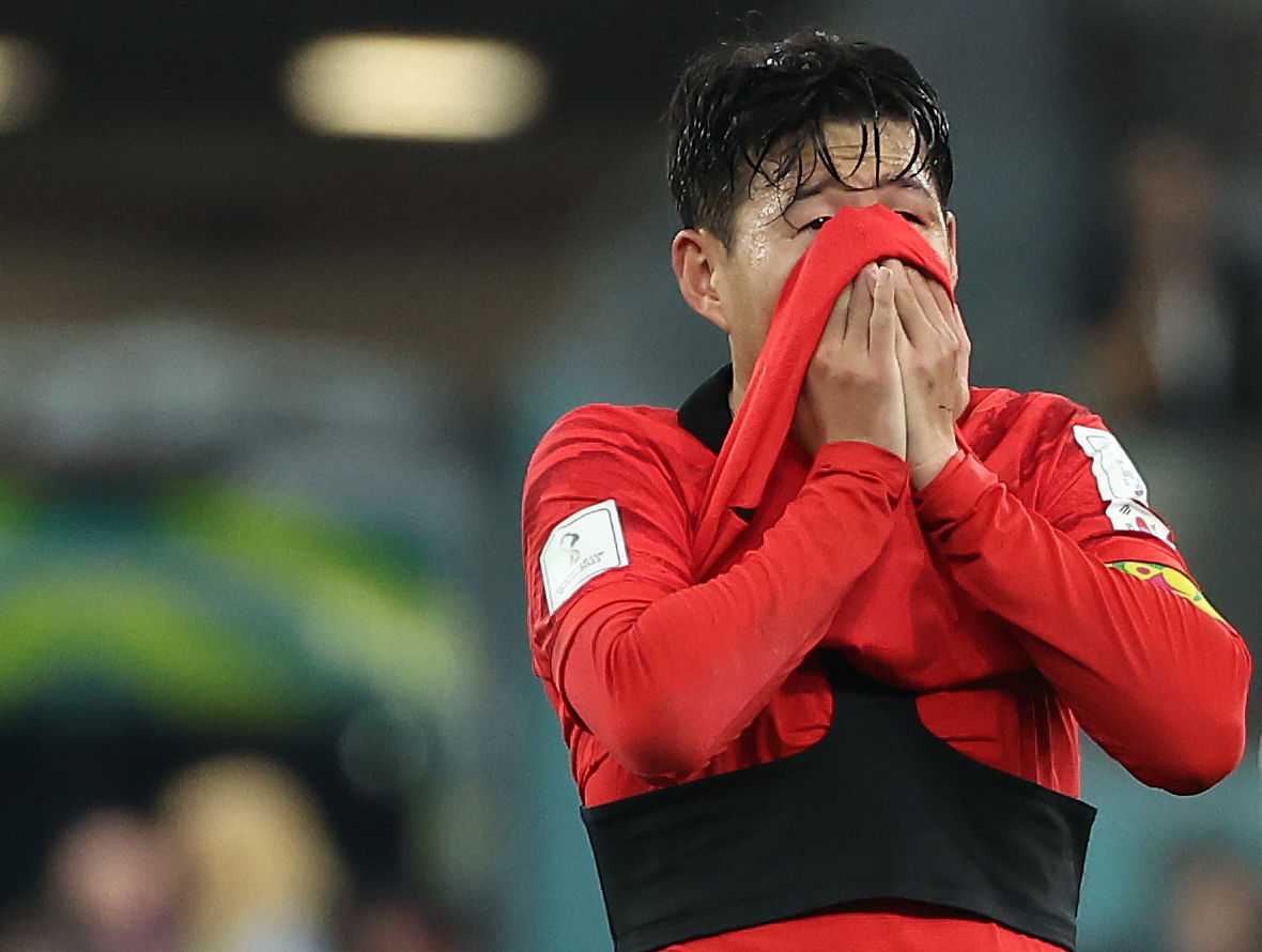 3일 오전(한국시간) 카타르 알라이얀의 에듀케이션 시티 스타디움에서 열린 2022 카타르 월드컵 조별리그 H조 3차전 대한민국과 포르투갈 경기에서 승리를 거두며 16강 진출에 성공한 대표팀 손흥민이 기쁨의 눈물을 흘리고 있다. [연합]