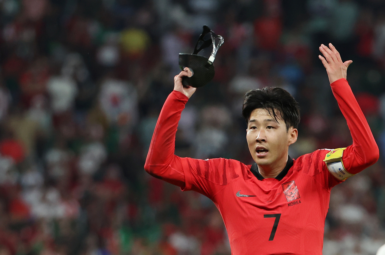 3일 오전(한국시간) 카타르 알라이얀의 에듀케이션 시티 스타디움에서 열린 2022 카타르 월드컵 조별리그 H조 3차전 대한민국과 포르투갈 경기에서 손흥민이 후반 마스크를 벗어 손에 든 채 그라운드를 누비고 있다. [연합]