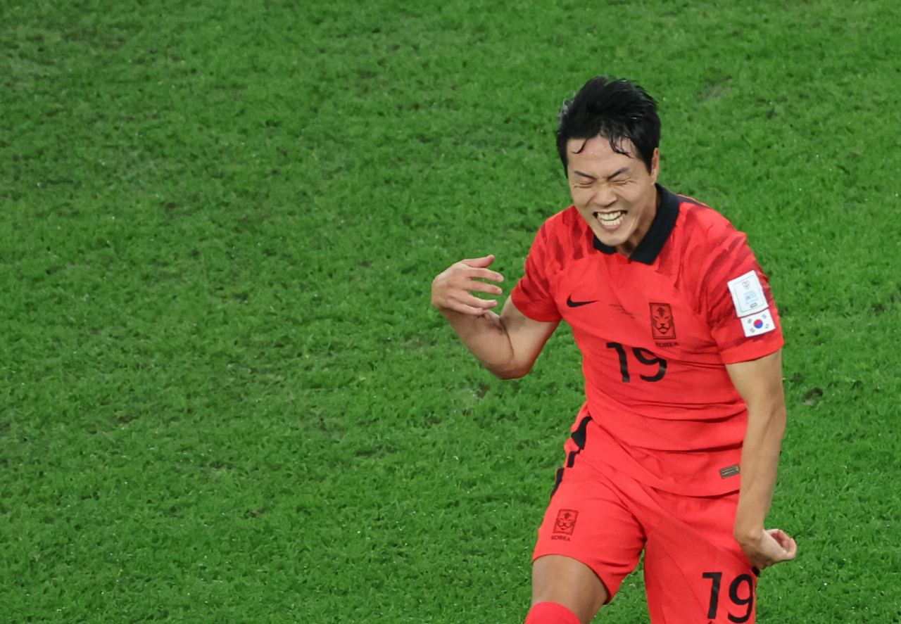 3일 오전(한국시간) 카타르 알라이얀의 에듀케이션 시티 스타디움에서 열린 2022 카타르 월드컵 조별리그 H조 3차전 대한민국과 포르투갈 경기. 전반 한국 김영권이 동점골을 넣은 뒤 환호하고 있다. [연합]