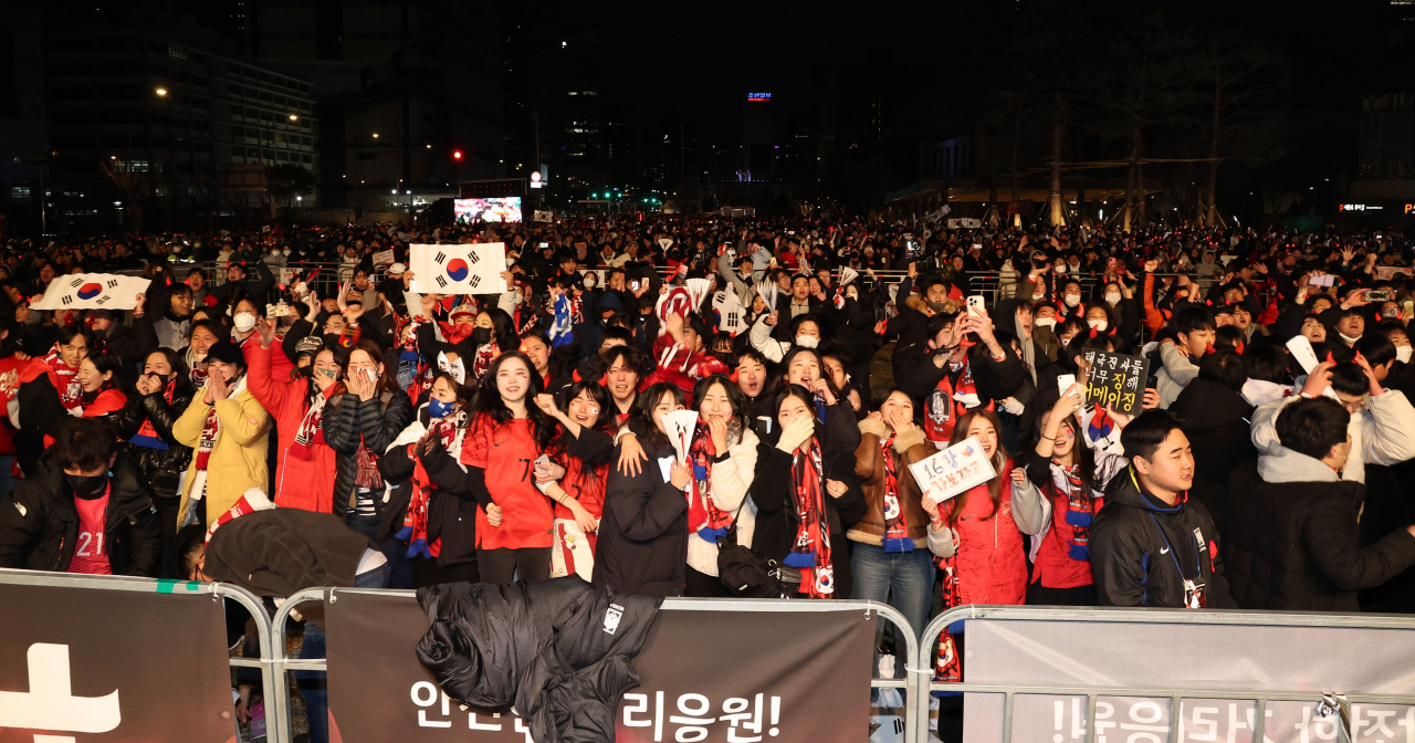 3일 새벽 서울 종로구 광화문광장에서 열린 2022 카타르 월드컵 H조 3차전 한국과 포르투갈 경기 합동 응원에 나선 붉은악마들이 한국의 16강 진출에 기뻐하고 있다. [연합]