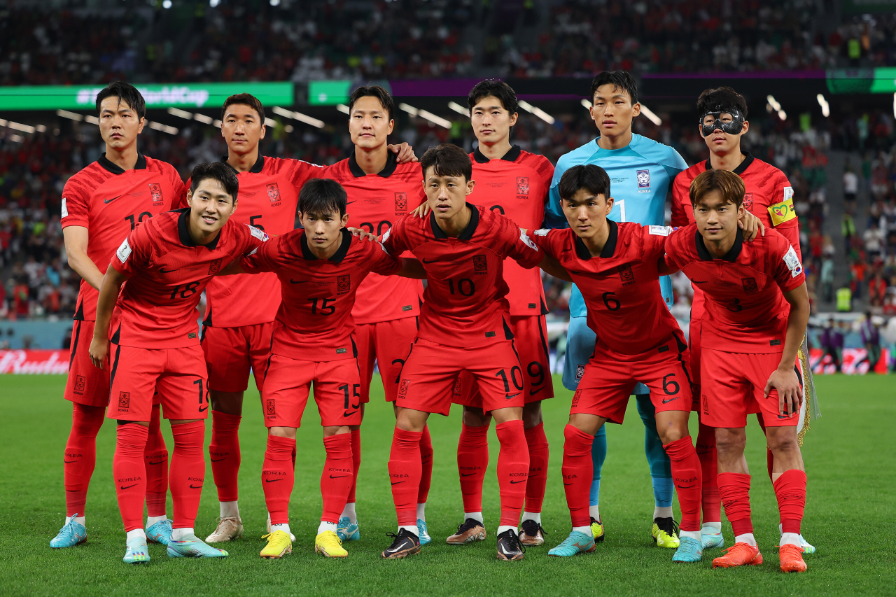 3일 오전(한국시간) 카타르 알라이얀의 에듀케이션 시티 스타디움에서 열린 2022 카타르 월드컵 조별리그 H조 3차전 대한민국과 포르투갈 경기. 우리 대표팀 선수들이 경기 전 팀포토를 촬영하고 있다. [연합]