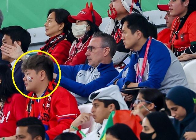 3일 오전(한국시간) 카타르 알라이얀의 에듀케이션 시티 스타디움에서 열린 2022 카타르 월드컵 조별리그 H조 3차전 대한민국과 포르투갈 경기. 파울루 벤투 감독이 VIP석에서 경기를 지켜보고 있다. 앞에 곽튜브(곽준빈)가 앉아 있다. [연합]