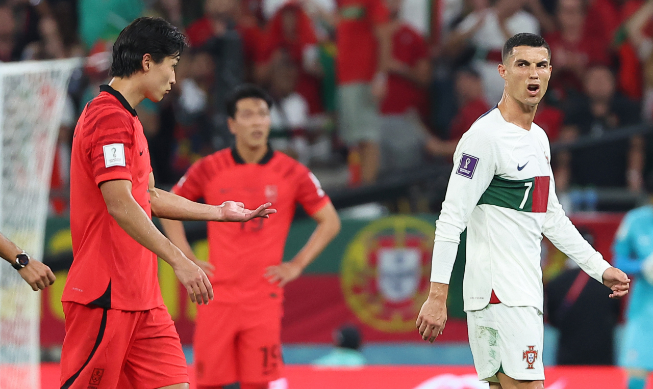 3일 오전(한국시간) 카타르 알라이얀의 에듀케이션 시티 스타디움에서 열린 2022 카타르 월드컵 조별리그 H조 3차전 대한민국과 포르투갈 경기. 교체아웃되던 포르투갈 크리스티아누 호날두가 대표팀 조규성과 언쟁을 벌이고 있다. [연합]