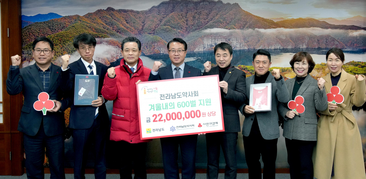 내의를 전달하고 있는 전남약사회