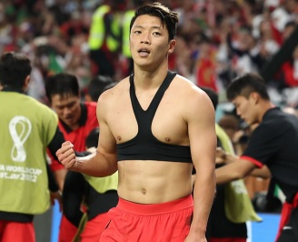 3일 오전(한국시간) 카타르 알라이얀의 에듀케이션 시티 스타디움에서 열린 2022 카타르 월드컵 조별리그 H조 3차전 대한민국과 포르투갈 경기. 황희찬이 역전골을 넣고 세리머니를 하고 있다. [연합]