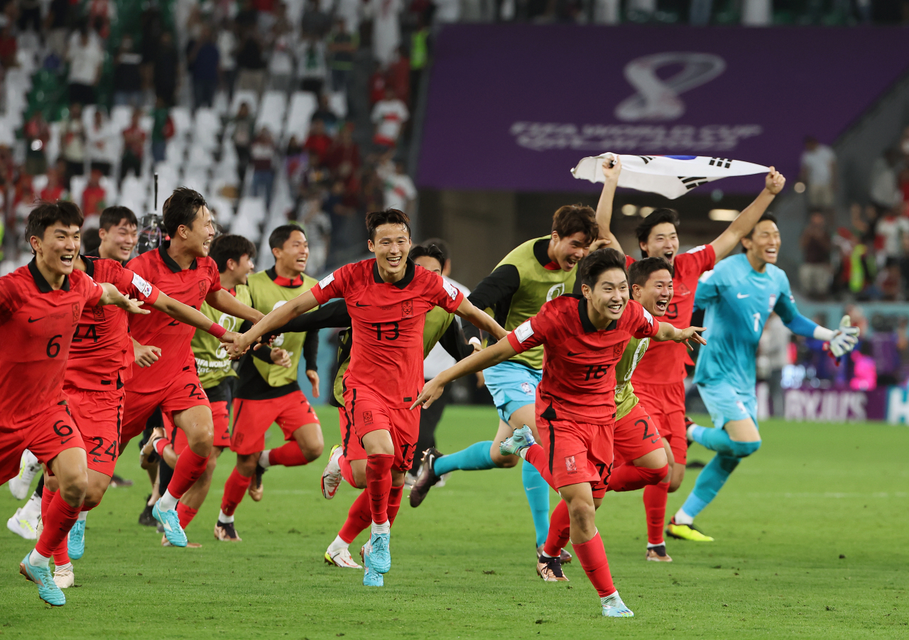 3일 오전(한국시간) 카타르 알라이얀의 에듀케이션 시티 스타디움에서 열린 2022 카타르 월드컵 조별리그 H조 3차전 대한민국과 포르투갈 경기에서 승리를 거두며 16강 진출에 성공한 대표팀이 기뻐하며 그라운드를 달리고 있다. [연합]
