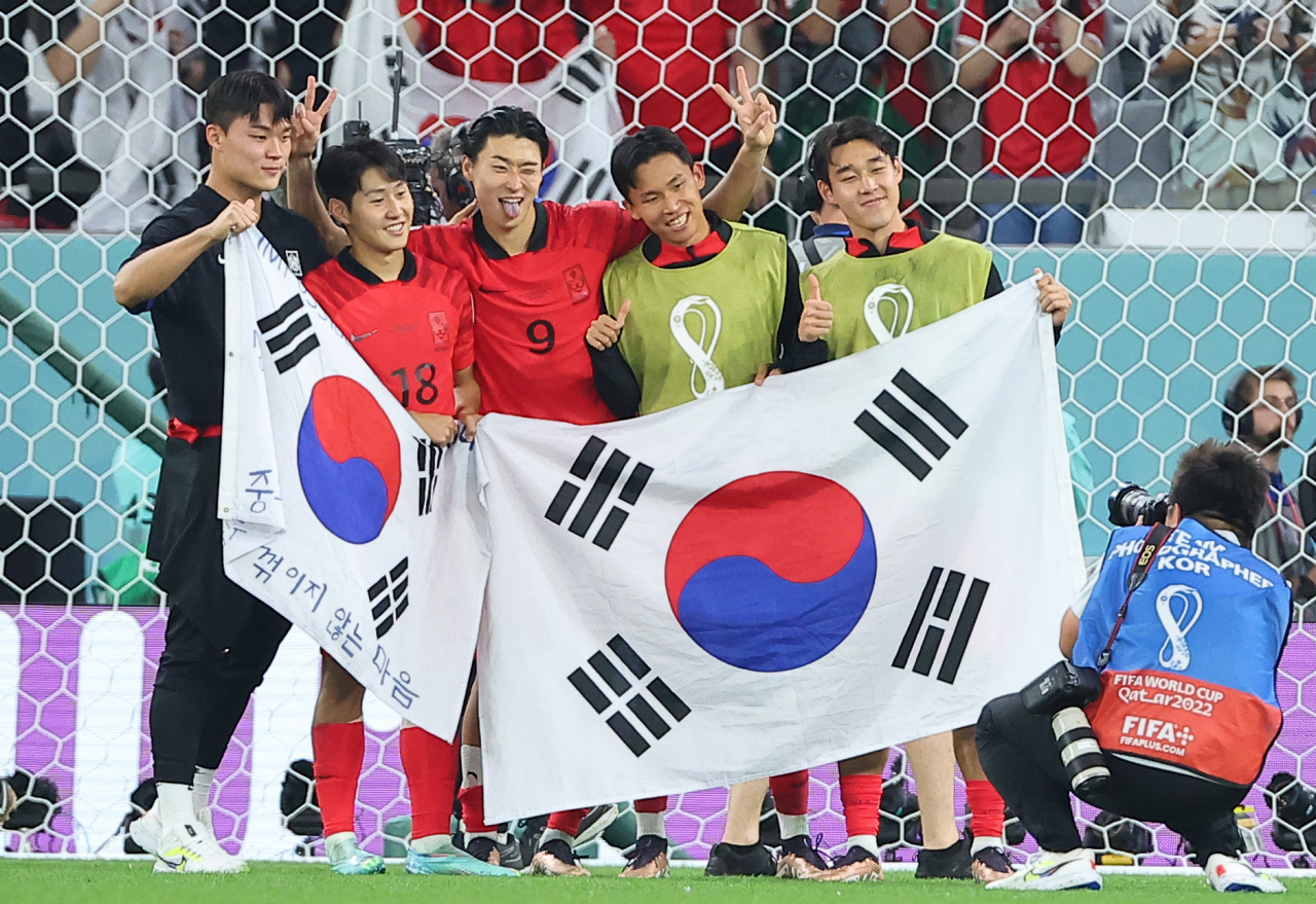 3일 오전(한국시간) 카타르 알라이얀의 에듀케이션 시티 스타디움에서 열린 2022 카타르 월드컵 조별리그 H조 3차전 대한민국과 포르투갈 경기가 끝난 뒤 대표팀 막내라인 선수들이 기념촬영을 하고 있다. 연합뉴스