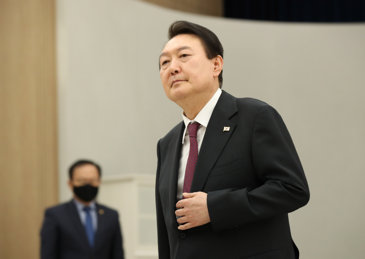 윤석열 대통령이 지난달 25일 오후 서울 용산 대통령실 청사에서 오석준 대법관에 임명장을 수여한 뒤 이동하고 있다. [연합]