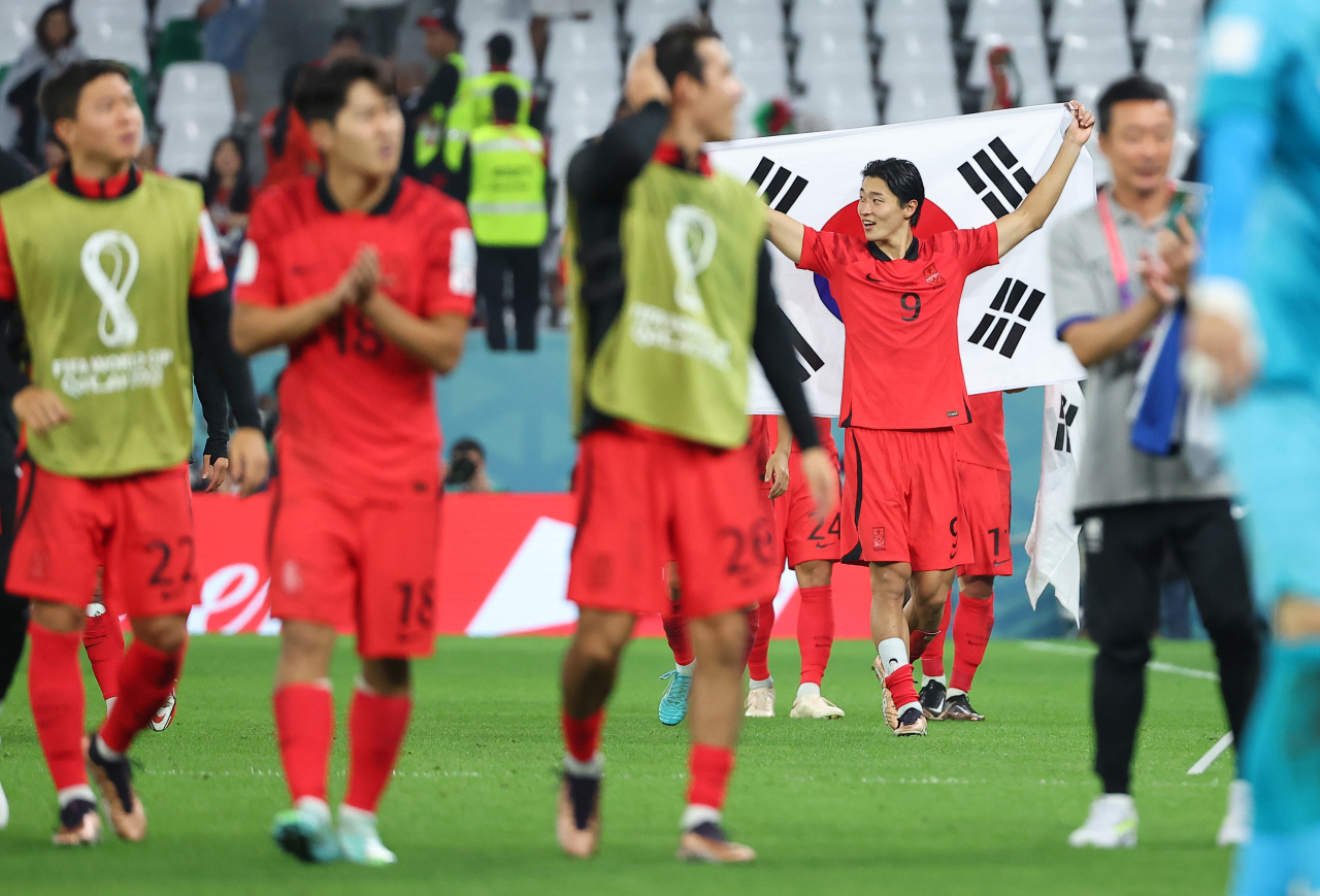 3일 오전(한국시간) 카타르 알라이얀의 에듀케이션 시티 스타디움에서 열린 2022 카타르 월드컵 조별리그 H조 3차전 대한민국과 포르투갈 경기가 끝난 뒤 대표팀 조규성이 태극기를 들고 기뻐하고 있다. [연합]