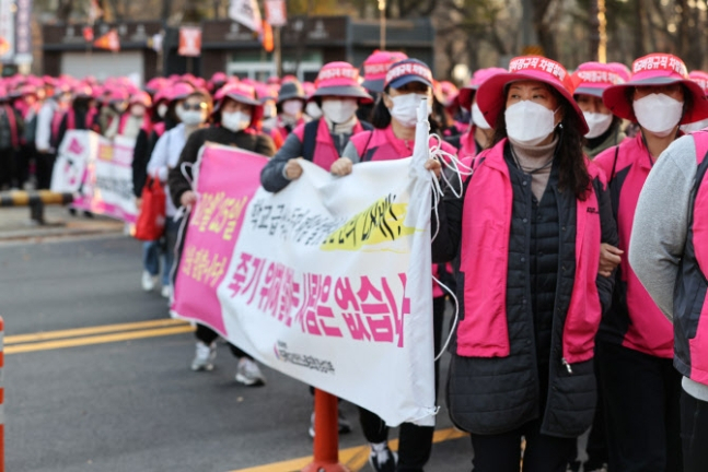 전국학교비정규직노동조합 조합원들이 지난달 25일 오후 서울 영등포구 여의대로에서 국회로 행진하고 있다.[연합]