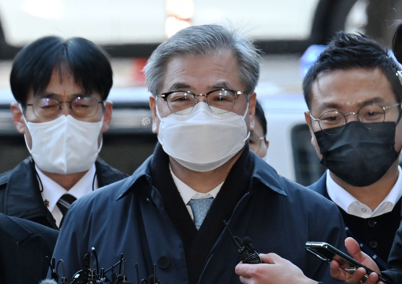 서훈 전 청와대 국가안보실장이 2일 오전 서울중앙지법에서 열린 서해 공무원 피격 사건 관련 구속 전 피의자 심문에 출석하는 모습 [연합]