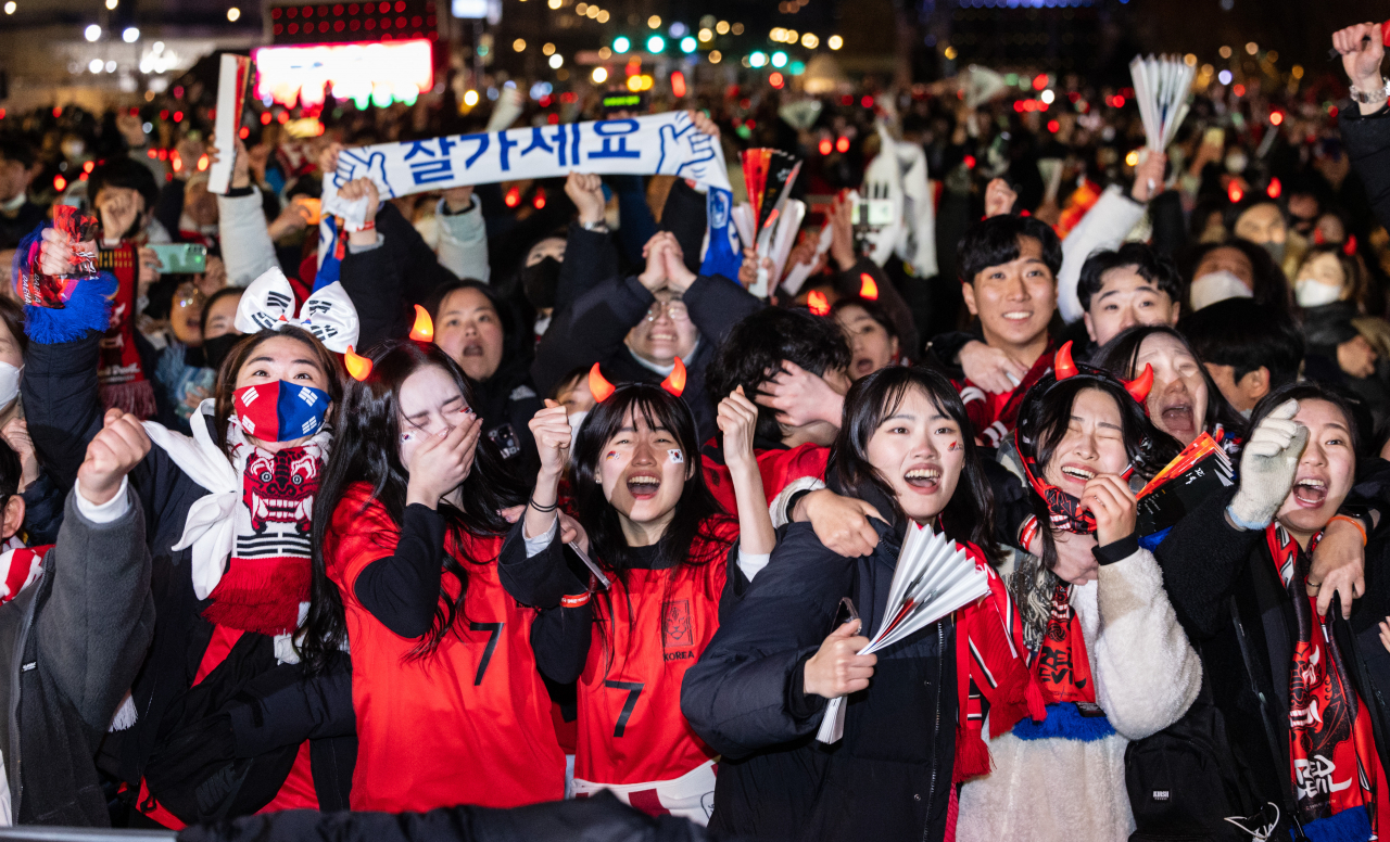 3일 새벽 서울 종로구 광화문광장에서 열린 2022 카타르 월드컵 H조 3차전 한국과 포르투갈 경기 합동 응원에 나선 붉은 악마들이 태극 전사들이 승리를 확정지은 뒤, 우루과이와 가나의 경기가 우루과이의 2-0 승리로 끝나 16강 진출이 확정되자 환호하고 있다. [연합]