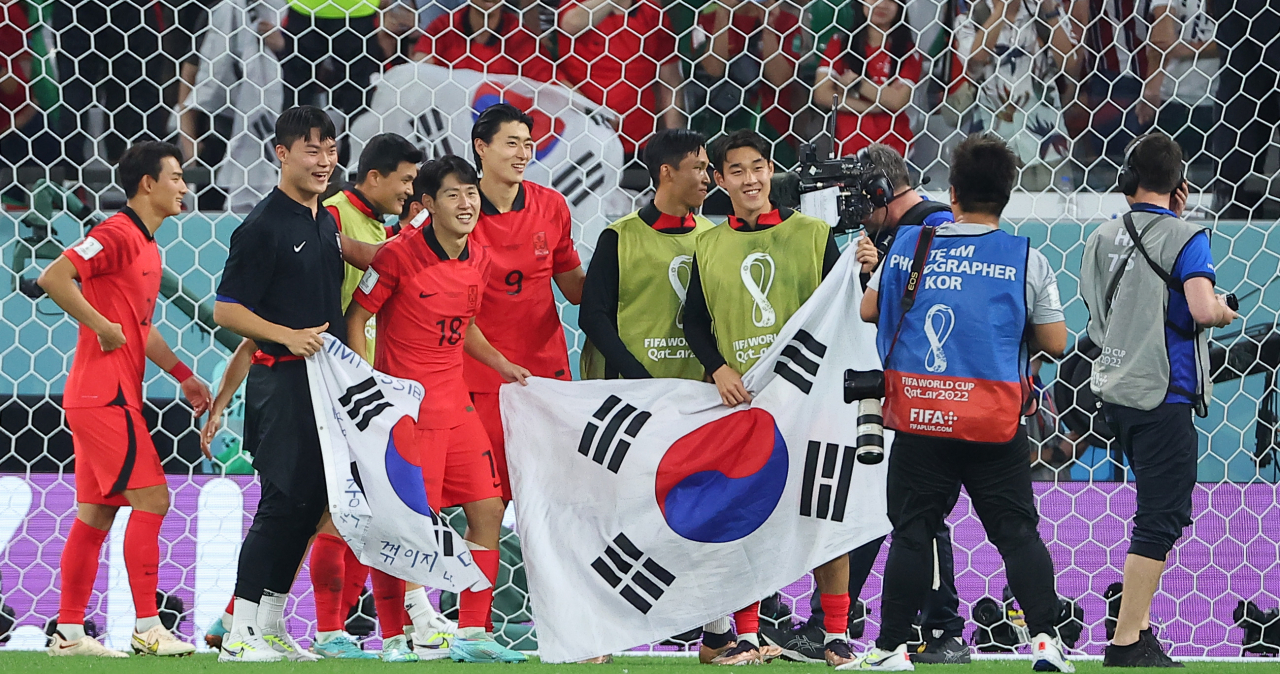 3일 오전(한국시간) 카타르 알라이얀의 에듀케이션 시티 스타디움에서 열린 2022 카타르 월드컵 조별리그 H조 3차전 대한민국과 포르투갈 경기가 끝난 뒤 대표팀 막내라인 선수들이 기념촬영을 하고 있다. 연합뉴스