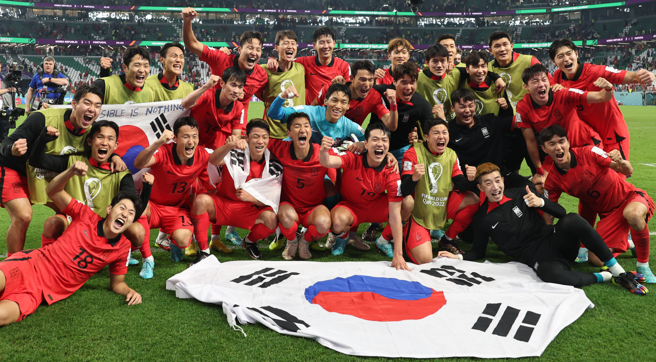3일 오전(한국시간) 카타르 알라이얀의 에듀케이션 시티 스타디움에서 열린 2022 카타르 월드컵 조별리그 H조 3차전 대한민국과 포르투갈 경기에서 승리를 거두며 16강 진출에 성공한 대표팀이 기념촬영을 하며 기쁨을 나누고 있다. [연합]
