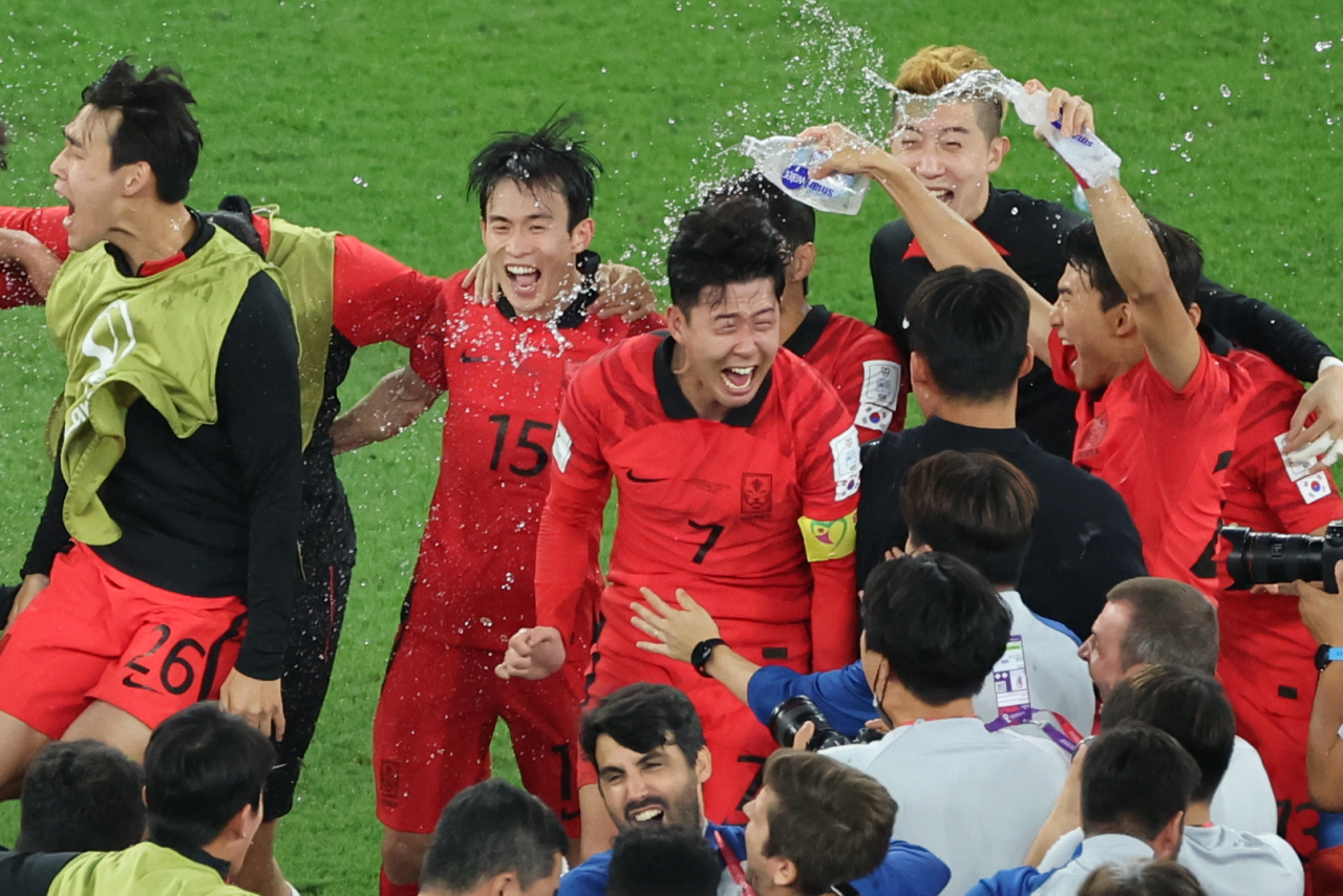 3일 오전(한국시간) 카타르 알라이얀의 에듀케이션 시티 스타디움에서 열린 2022 카타르 월드컵 조별리그 H조 3차전 대한민국과 포르투갈 경기. 손흥민 등 선수들이 16강 진출에 성공하자 동료 선수들과 환호하고 있다. [연합]