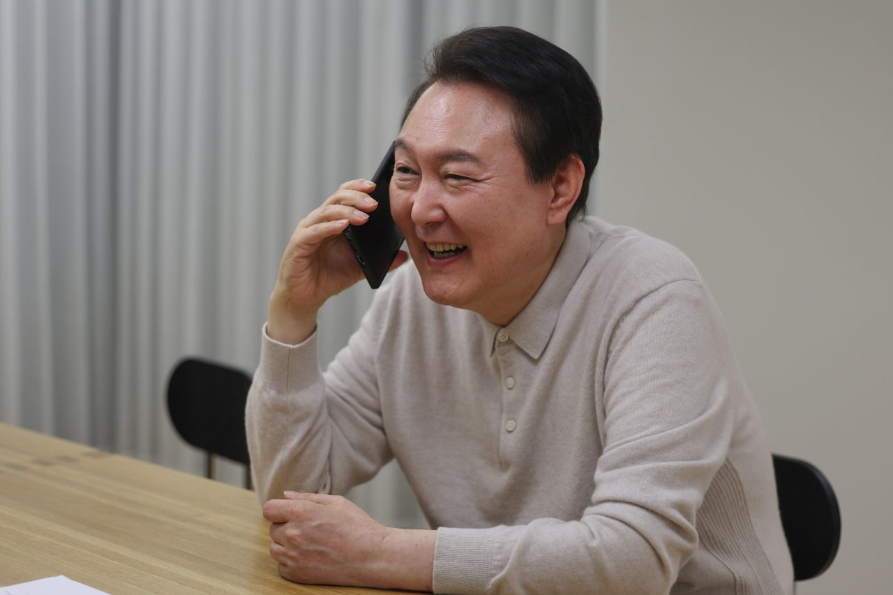 윤석열 대통령이 3일 서울 한남동 대통령 관저에서 2022 카타르 월드컵 16강에 진출한 축구대표팀 파울루 벤투 감독, 주장 손흥민 선수와 전화 통화를 하고 있다. [연합]