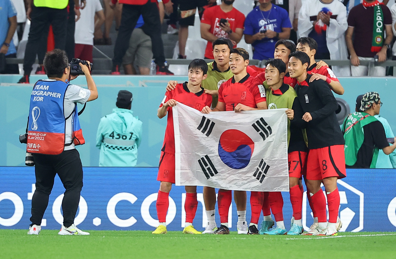 3일 오전(한국시간) 카타르 알라이얀의 에듀케이션 시티 스타디움에서 열린 2022 카타르 월드컵 조별리그 H조 3차전 대한민국과 포르투갈 경기가 끝난 뒤 황희찬과 동료선수들이 기념촬영을 하고 있다. 왼쪽부터 김문환, 김민재, 황희찬, 나상호, 황인범, 조유민, 백승호. [연합]