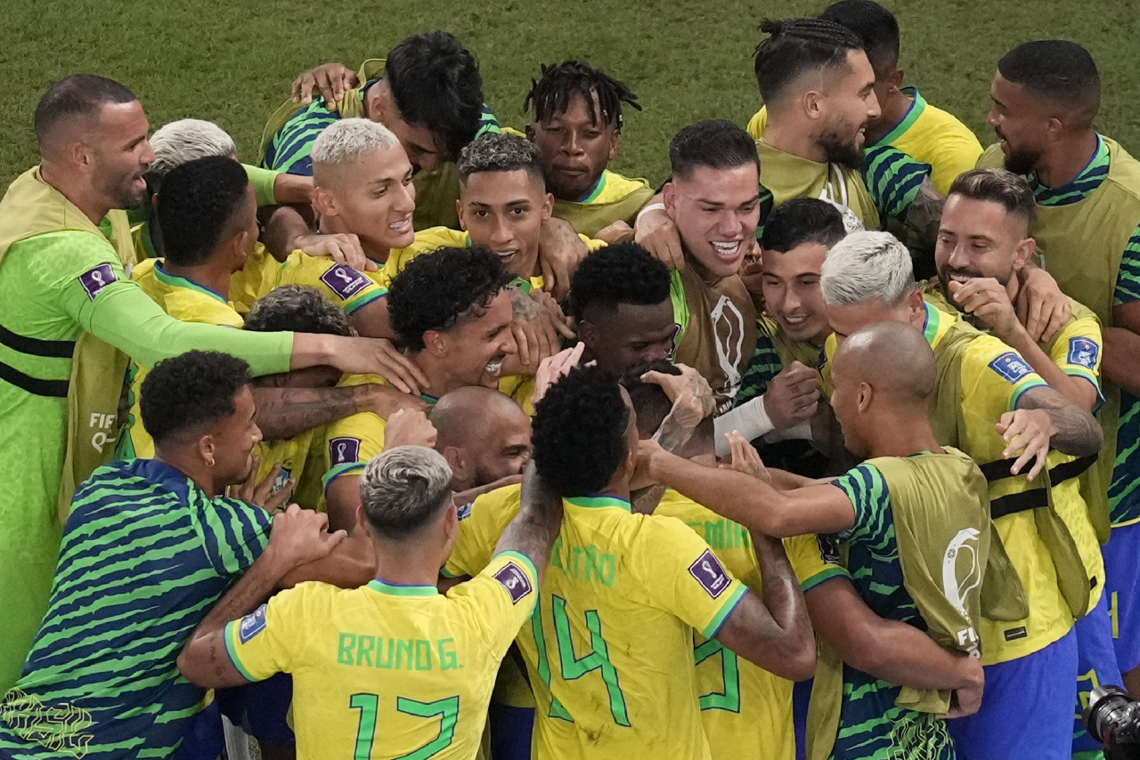 28일(현지시간) 카타르 도하의 스타디움 974에서 열린 2022 국제축구연맹(FIFA) 카타르 월드컵 조별리그 G조 2차전 브라질 대 스위스 경기 후반 38분에 결승골을 넣은 브라질의 카세미루(30·맨체스터 유나이티드)을 동료들이 축하해주고 있다. 브라질은 이날 스위스를 1대 0으로 제압, 16강 진출을 확정했다. [연합]