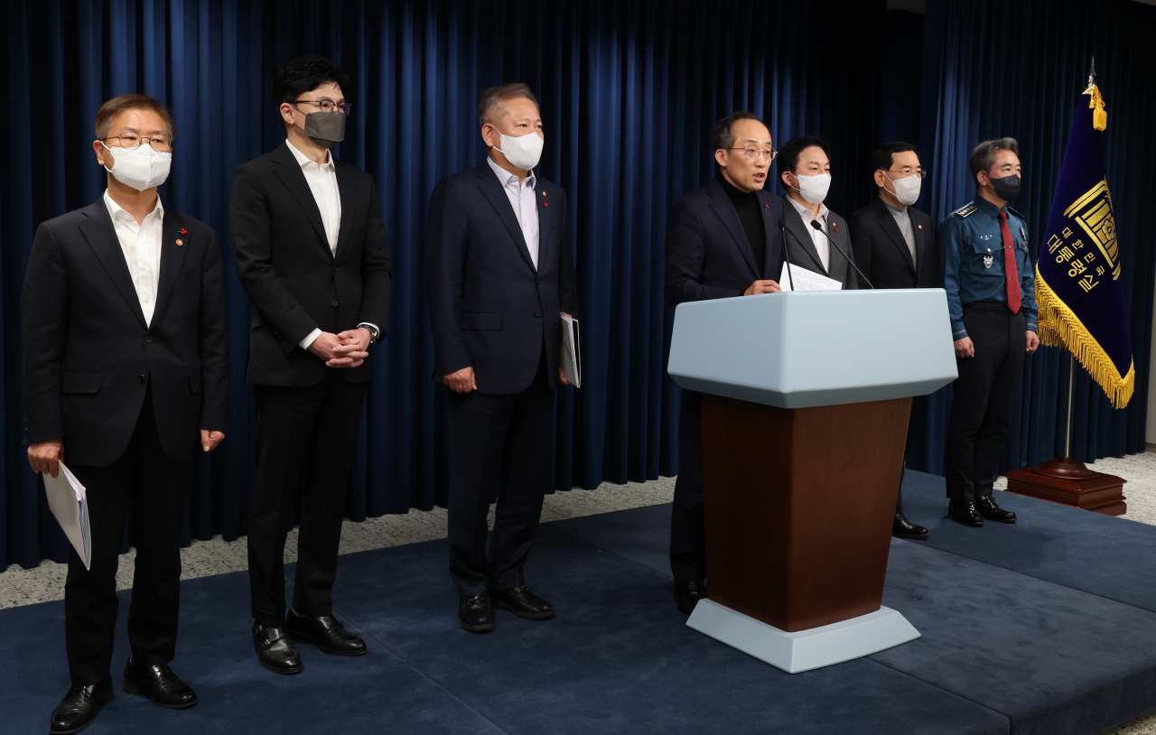 추경호 경제부총리 겸 기획재정부 장관이 4일 오후 서울 용산 대통령실 청사에서 열린 화물연대 집단운송거부 대응과 관련한 관계장관회의를 마친 뒤 회의 내용에 대해 브리핑하고 있다.왼쪽부터 이정식 고용노동부 장관, 한동훈 법무부 장관, 이상민 행정안전부 장관, 추경호 부총리, 원희룡 국토교통부 장관, 이창양 산업통상자원부 장관, 윤희근 경찰청장 [연합]