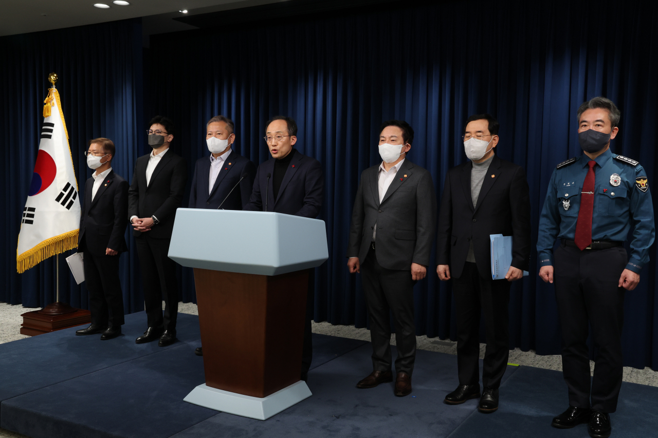 추경호 경제부총리 겸 기획재정부 장관이 4일 오후 서울 용산 대통령실 청사에서 열린 화물연대 집단운송거부 대응과 관련한 관계장관회의를 마친 뒤 회의 내용에 대해 브리핑하고 있다.왼쪽부터 이정식 고용노동부 장관, 한동훈 법무부 장관, 이상민 행정안전부 장관, 추경호 부총리, 원희룡 국토교통부 장관, 이창양 산업통상자원부 장관, 윤희근 경찰청장 [연합]