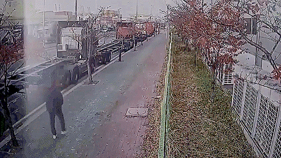 지난달 26일 화물연대 조합원이 부산 강서구 부산신항 인근에서 도로를 향해 쇠구슬을 쏘는 모습. [부산경찰청]